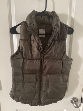 SO Quilted Sleeveless Puffer Vest in Taupe